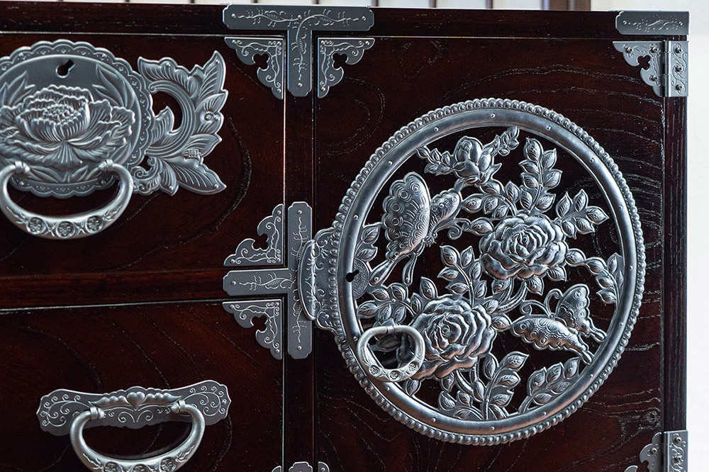 仙台箪笥 【扉：彫金手打金具】 三・五尺横長箪笥 拭き漆塗り KC-401DH（薔薇に蝶）（お申込書返送後3ヵ月～8ヵ月程度でお届け）