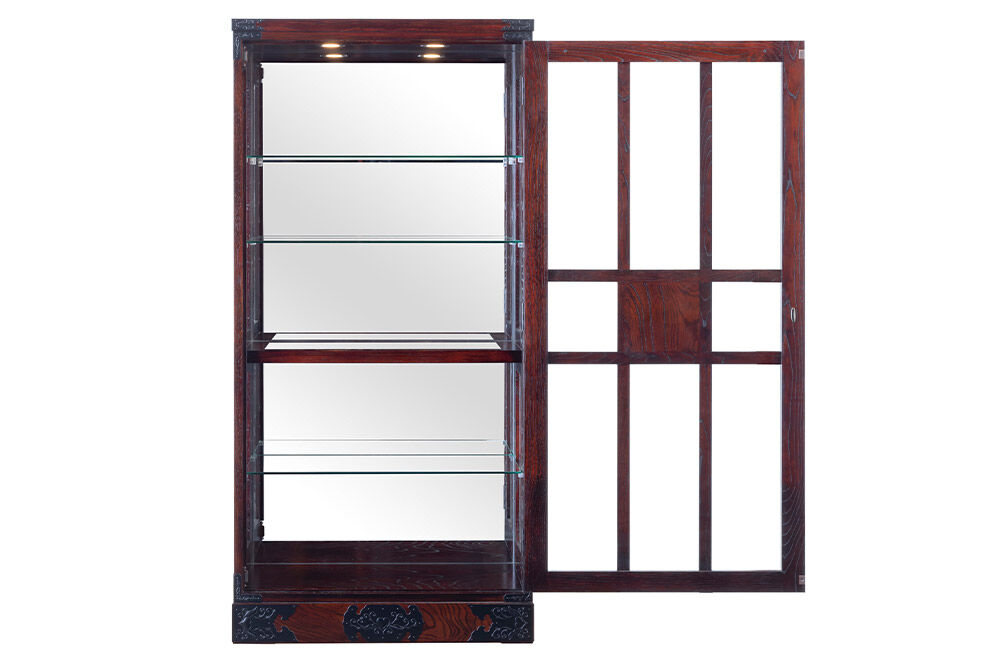 仙台箪笥 キュリオケース 拭き漆塗り KC-563 （お申込書返送後1ヵ月～6ヵ月程度でお届け） 欅産業 職人 おすすめ 船箪笥 [インテリア タンス 収納 家具 和 モダン 高級 和箪笥 小箪笥 伝統 工芸品 仏壇 仏具 神具 飾り棚 欅 漆塗 彫金 金具 装飾 仙台箪笥 船箪笥 舟箪笥 宮城 利府 欅産業]