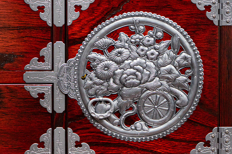 仙台箪笥 中型車箪笥 拭き漆塗り 【扉：彫金手打金具】（源氏花車）（お申込書返送後8ヶ月～12ヶ月程度でお届け）工芸品 伝統 [仙台箪笥 中型車箪笥 タンス たんす 彫金手打金具 拭き漆塗り 高級 工芸品 伝統 欅産業 宮城県 利府町]