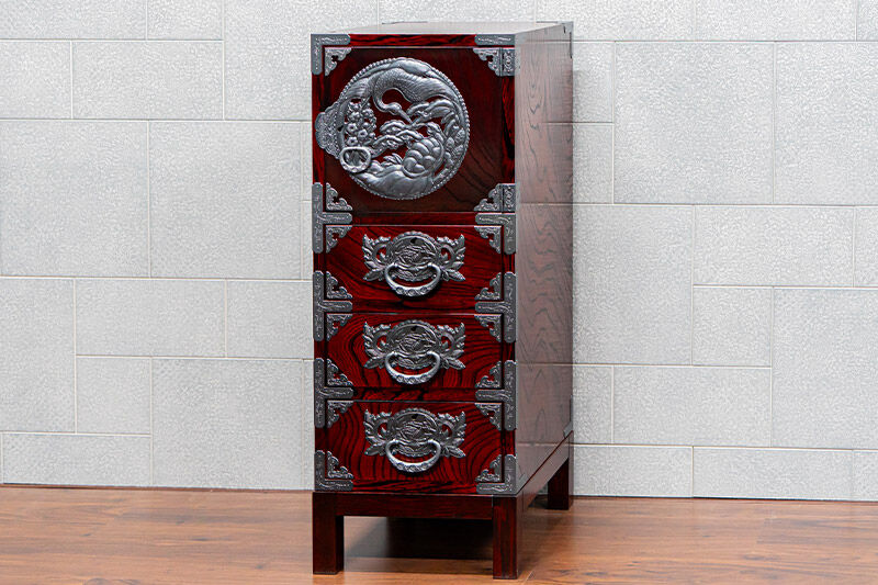 仙台箪笥 35巾脚付すきまチェスト 拭き漆塗り【扉：彫金手打金具】（鶴亀松竹梅）（お申込書返送後8ヶ月～12ヶ月程度でお届け）工芸品 伝統 [仙台箪笥 チェスト タンス たんす 小型 拭き漆塗り 高級 工芸品 伝統 欅産業 宮城県 利府町]