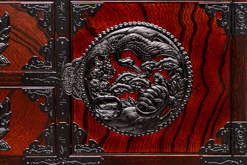 仙台箪笥 脚付帳場箪笥 拭き漆塗り【扉：彫金手打金具】（鶴亀松竹梅）（お申込書返送後8ヶ月～12ヶ月程度でお届け）工芸品 伝統