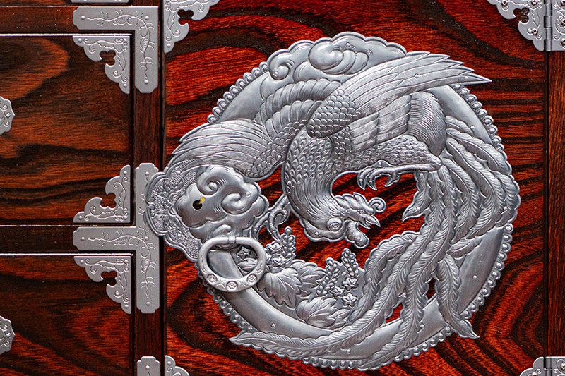 仙台箪笥 四・五尺横長箪笥80 拭き漆塗り【扉：彫金手打金具】（鳳凰）（お申込書返送後8ヶ月～12ヶ月程度でお届け）工芸品 伝統