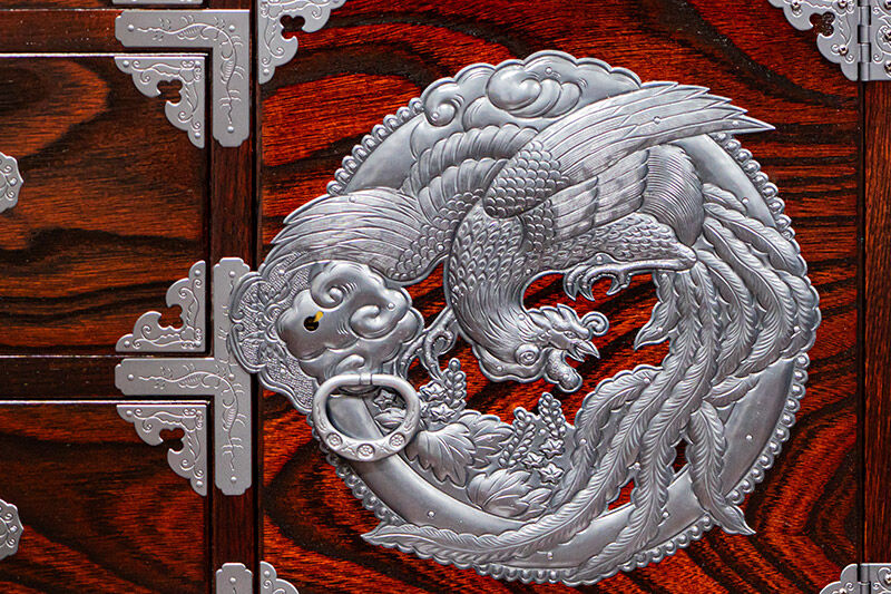 仙台箪笥 四・五尺横長箪笥80 拭き漆塗り【扉：彫金手打金具】（鳳凰）（お申込書返送後8ヶ月～12ヶ月程度でお届け）工芸品 伝統 [仙台箪笥 四・五尺横長箪笥 拭き漆塗り 高級 工芸品 伝統 欅産業 宮城県 利府町]