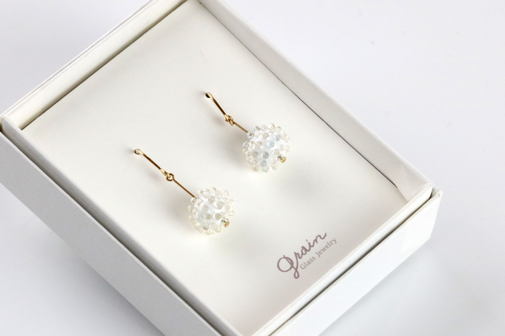 grainピアス 【白】ガラスジュエリー Glass Jewelry grain アクセサリー 秋田