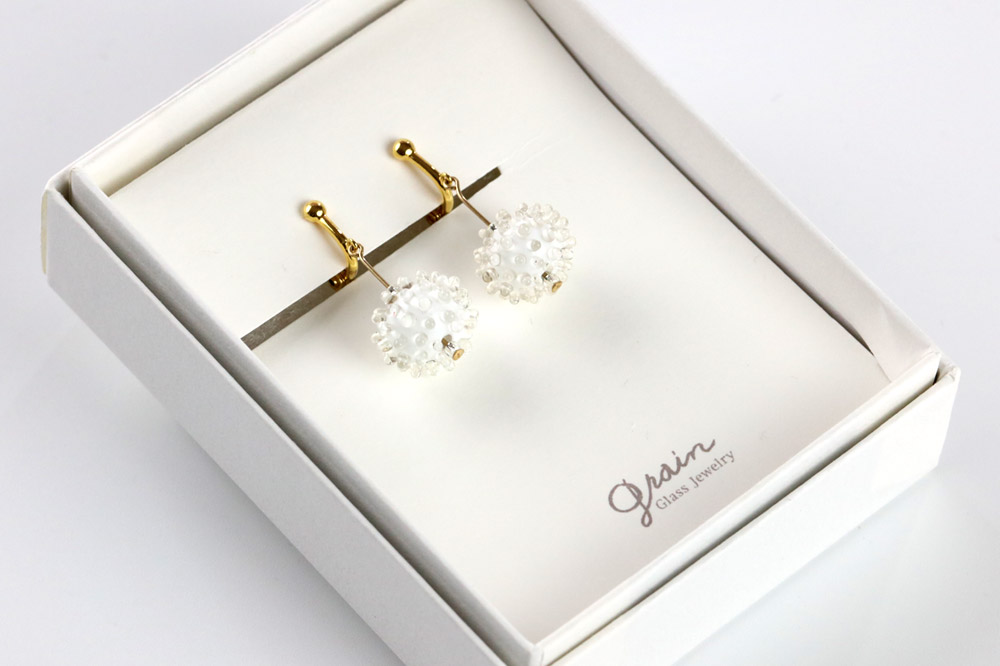 grainイヤリング 【白】ガラスジュエリー Glass Jewelry grain アクセサリー 秋田