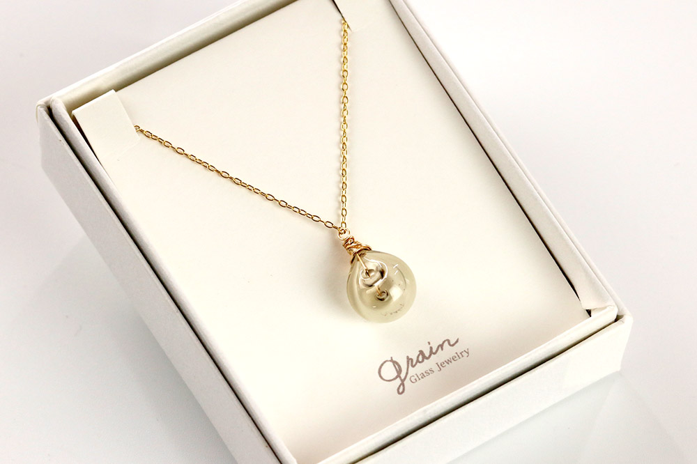しずくネックレス 【ライトブラウン】ガラスジュエリー Glass Jewelry grain アクセサリー 秋田