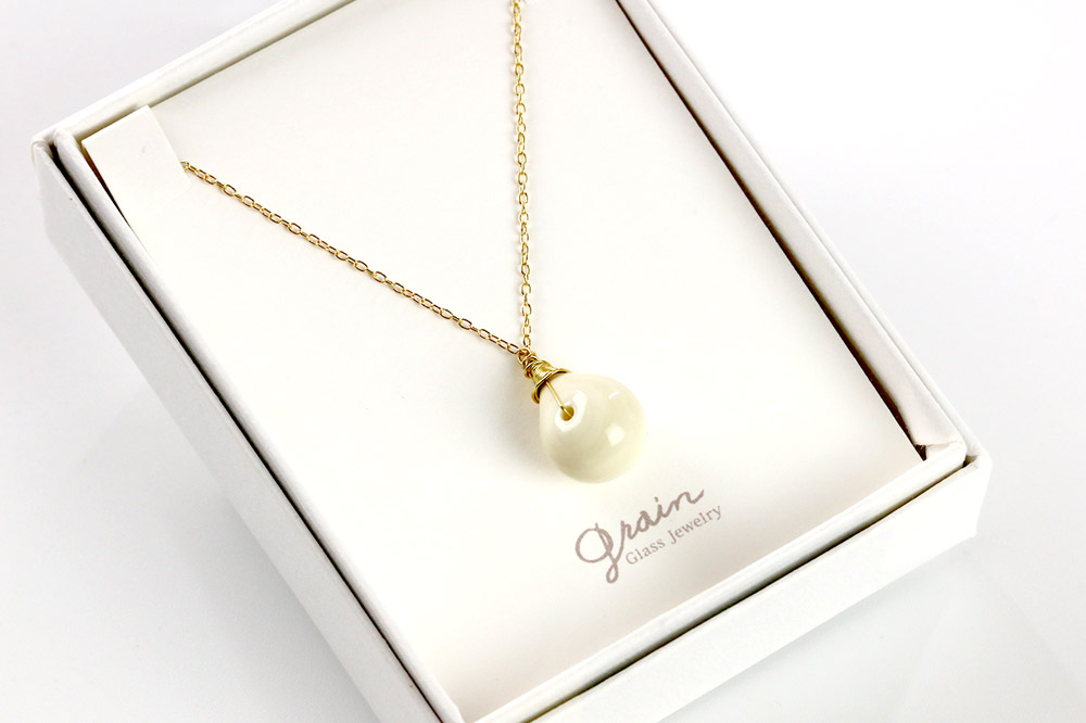 しずくネックレス 【ベージュ】ガラスジュエリー Glass Jewelry grain アクセサリー 秋田