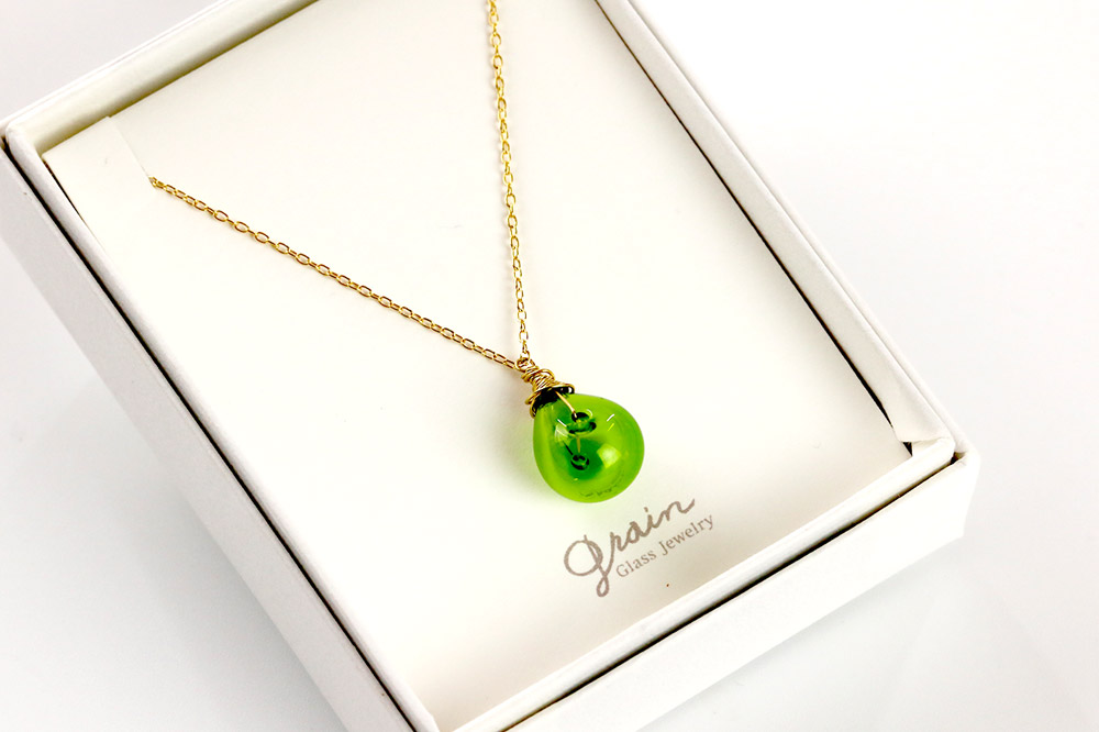 しずくネックレス 【ミディアムグラスグリーン】ガラスジュエリー Glass Jewelry grain アクセサリー 秋田