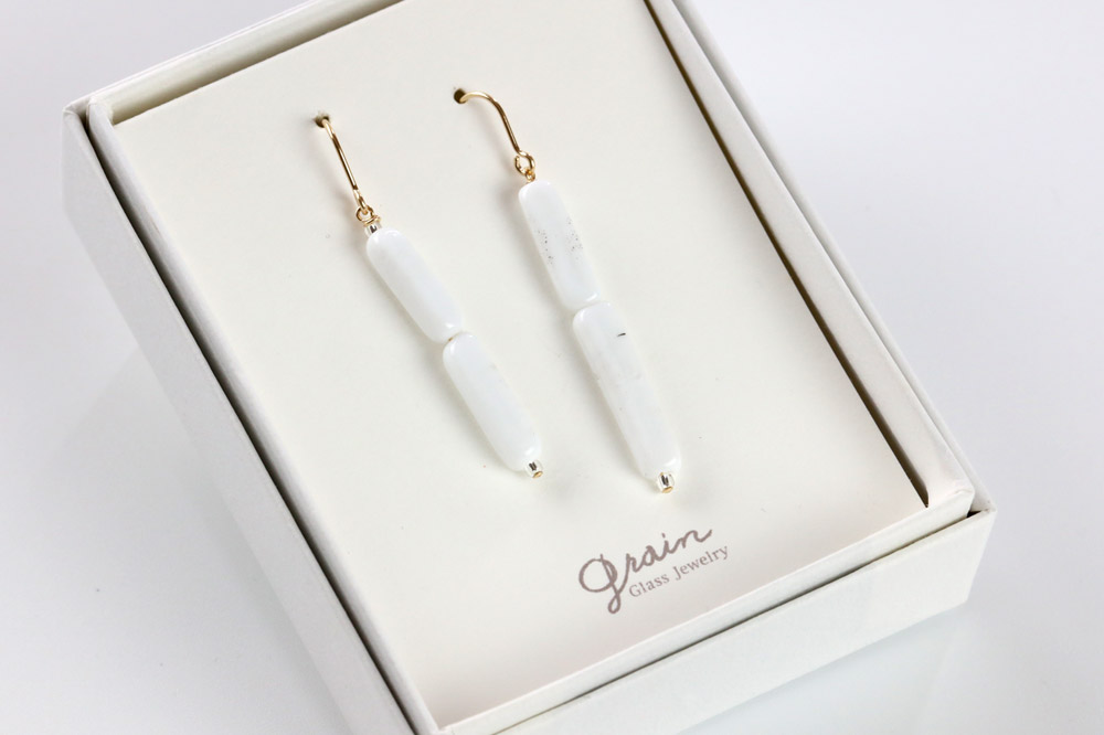 rodピアス 【白】ガラスジュエリー Glass Jewelry grain アクセサリー 秋田