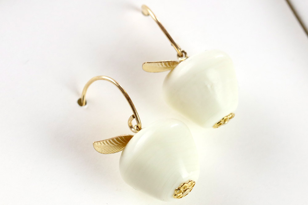 林檎ピアス 【ベージュ】ガラスジュエリー Glass Jewelry grain アクセサリー 秋田