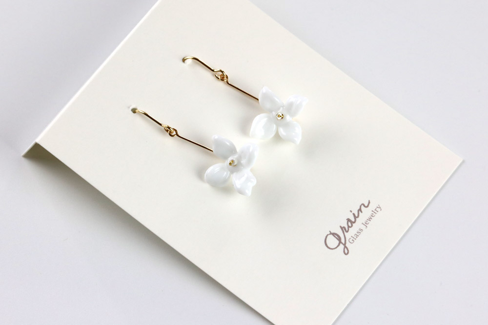 flowerピアス 【白】ガラスジュエリー Glass Jewelry grain アクセサリー 秋田