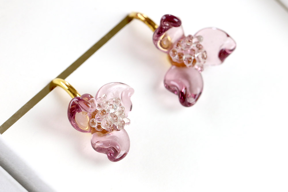 flowerイヤリング 【ライトパープル】ガラスジュエリー Glass Jewelry grain アクセサリー 秋田