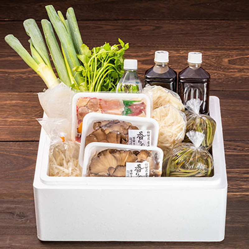 白神特選 じゅんさい鍋セット じゅんさい小町 4～5人前 セット 詰め合わせ じゅんさい 白神地鶏肉 稲庭うどん 鶏鍋 鍋セット 地鶏 鍋 スープ 具材 野菜付き 鍋料理 鍋物 郷土料理 秋田県 能代市