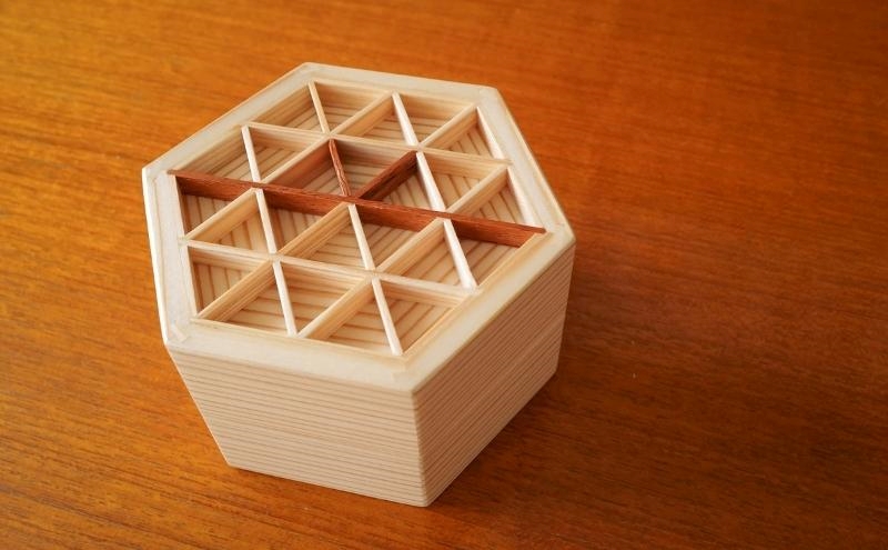 秋田杉とヤマザクラの 職人手づくり 組子箱＋組子ブローチ セット Kikko