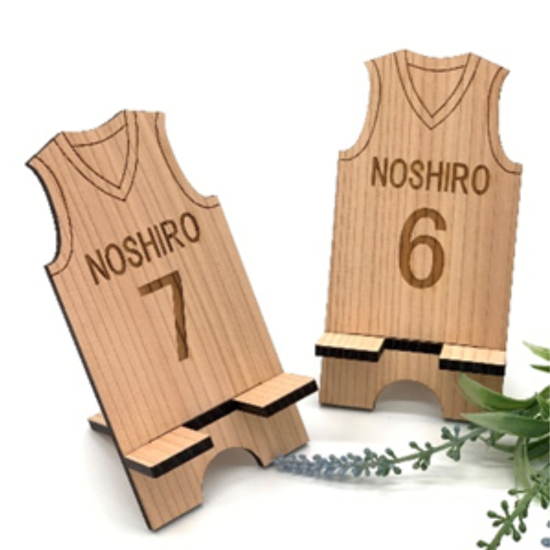 背番号が選べる！バスケユニフォーム型スマホスタンド 秋田杉 背番号「5」