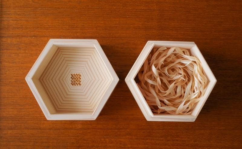 秋田杉とヤマザクラの 職人手づくり 組子箱＋組子ブローチ セット Kikko