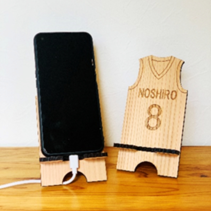 背番号が選べる！バスケユニフォーム型スマホスタンド 秋田杉 背番号「5」