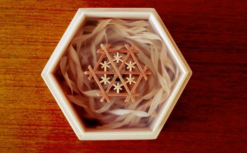 秋田杉とヤマザクラの 職人手づくり 組子箱＋組子ブローチ セット Kikko