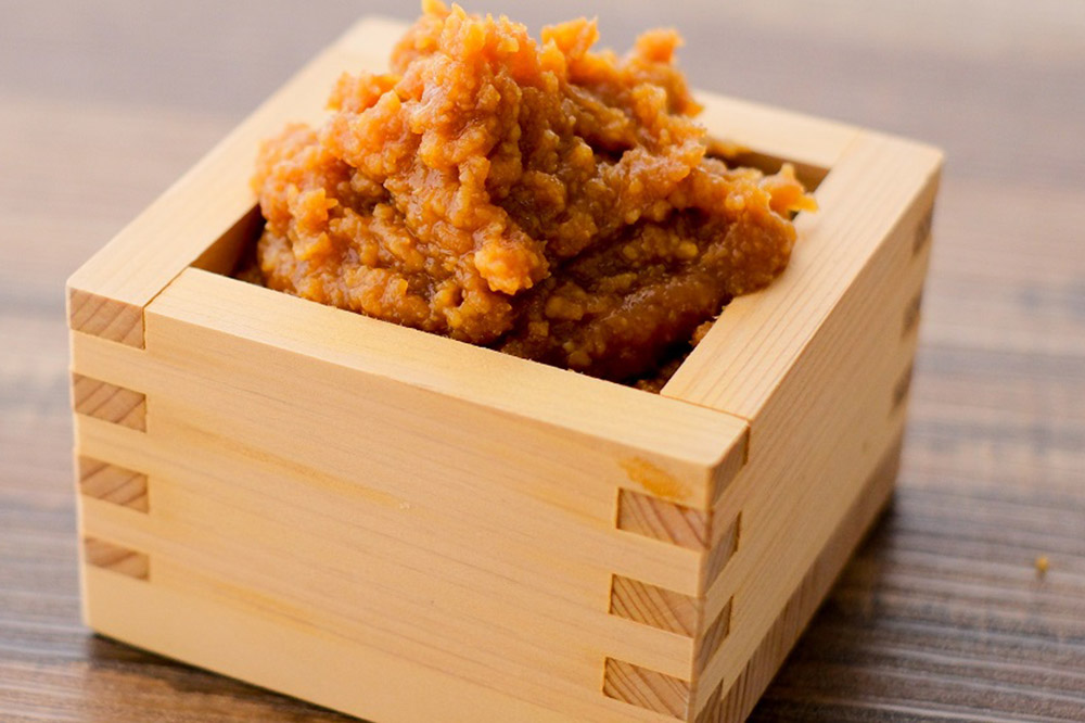 【地元の味】発酵文化の町の甘みそ樽入り 味噌