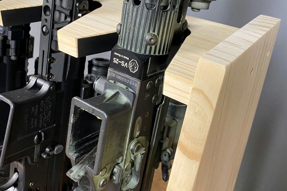 WOOD WORKS ガンラック ライフルスタンド 3丁掛【本体:ミリタリーグリーン】完成品 [WOOD WORKS ウッドワークス 日本製 ガンラック サバゲー ミリタリー ライフル エアガン 電動ガン ガスガン 飾る 収納 インテリア]