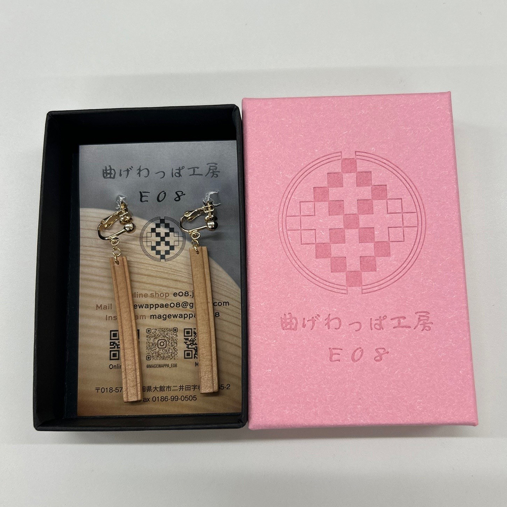 【曲げわっぱアクセサリー】ウェーブタイプ（太長デザイン）イヤリング真鍮タイプ　【65P6012】