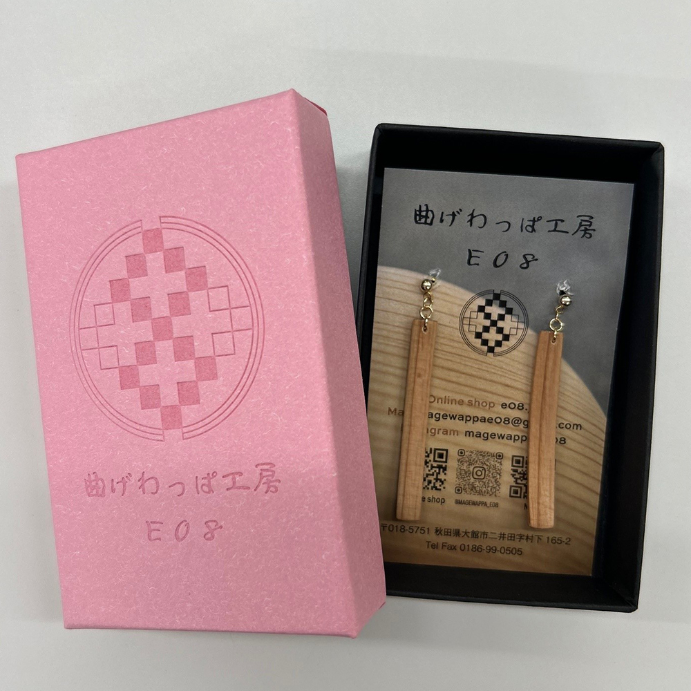 【曲げわっぱアクセサリー】ウェーブタイプ（太長デザイン）ピアス真鍮タイプ　【65P6014】