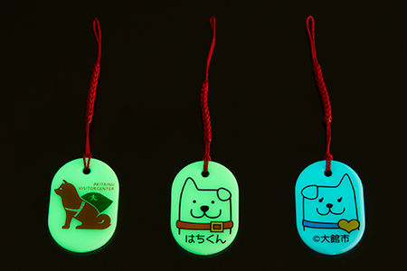 30P7304 【防災用品】光る「はちくん・秋田犬の里」ストラップ3個セット