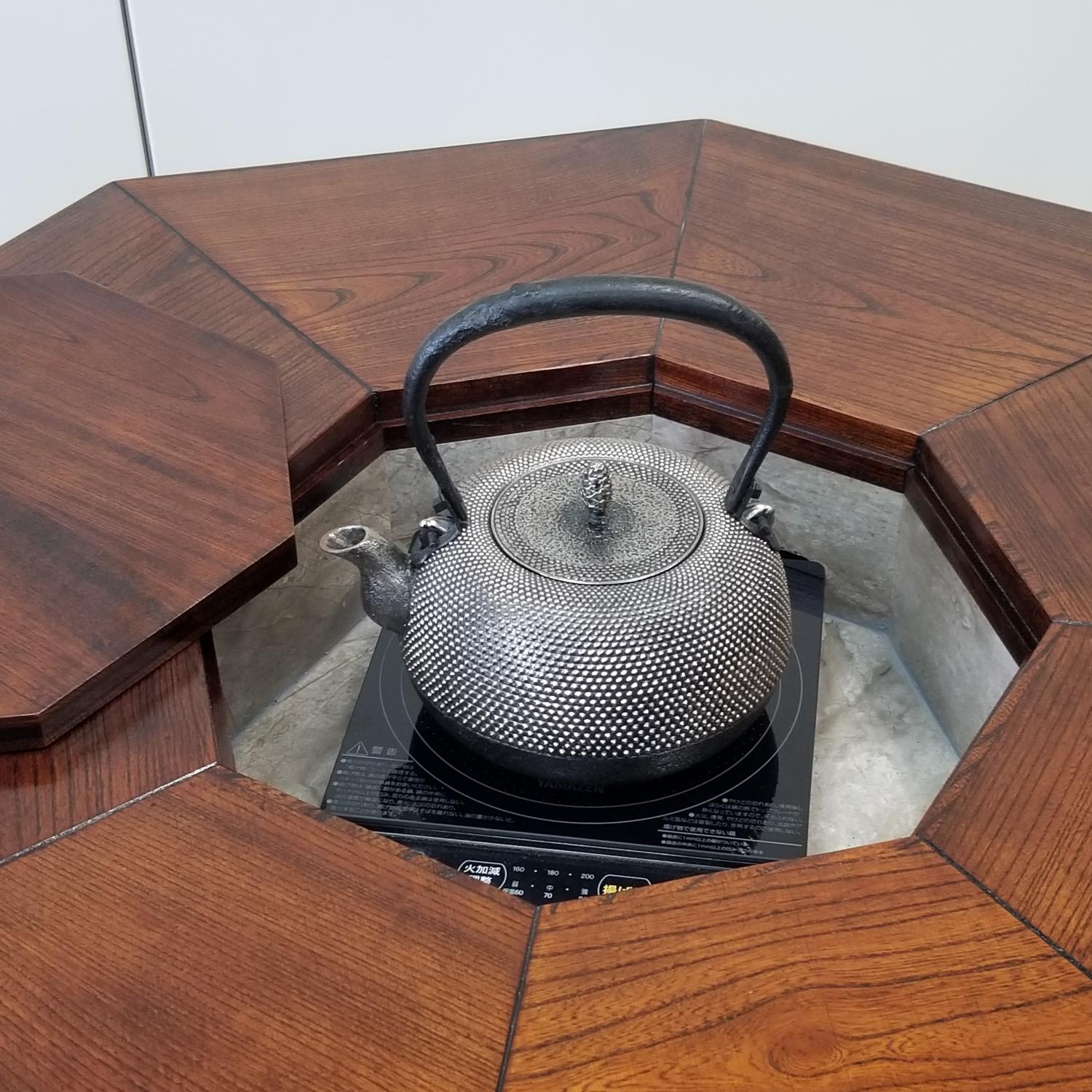 八角火鉢テーブル（卓上IHコンロ付） 机 座卓 ちゃぶ台 火鉢 炉 八角形テーブル ダイニングテーブル 卓上IHコンロ付 アンティーク調 高級 インテリア 家具 レトロ 和モダン 和室【(有)高松木工】[F8802]