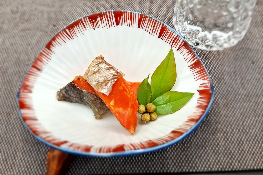 お試し 燻製 人気4種 燻製アソート（さば、鶏もも肉、紅鮭、チーズ） クロネコゆうパケットでお届け [燻製 おつまみ 鯖 さば 鶏もも 紅鮭 チーズ セット 秋田 由利本荘市 チャコール ふるさと納税 お試し]