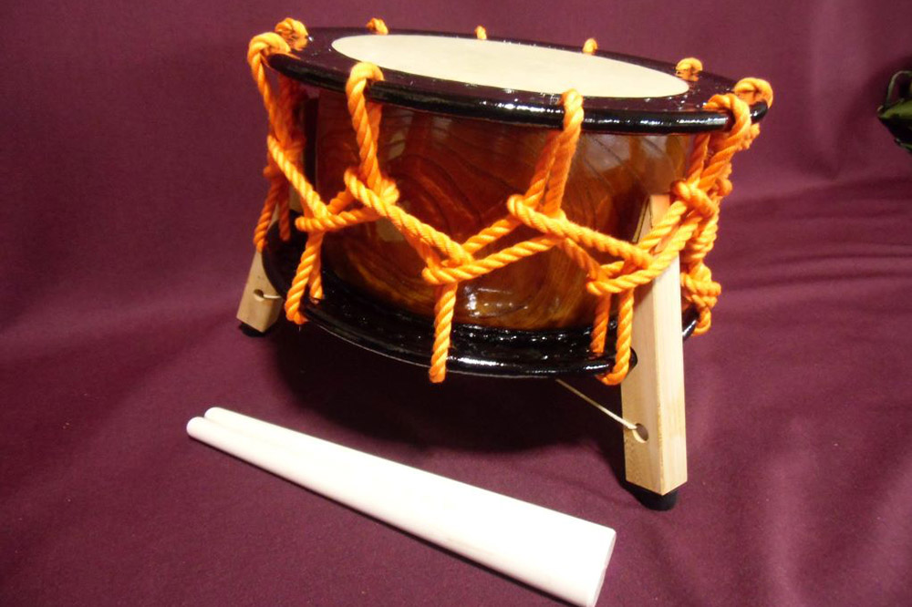 締太鼓（上等品）【三本足台・バチ付】1セット