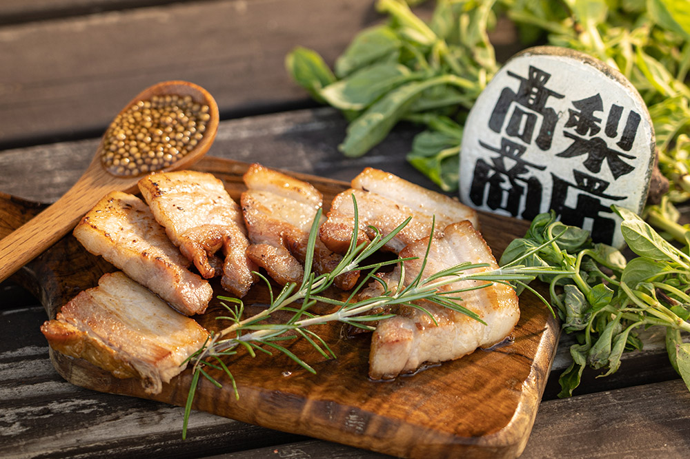 ポークチョリソー×5本 ＆ ベーコン×200g、高梨商店のチキンカレー×1食の人気３点セット