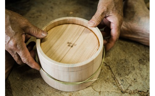 天然秋田杉 花手桶・柄杓 (竹タガ) 国産 職人手作り ひしゃく 天然木 木製 日本製 職人 手作り お墓参り用品 墓参用 お盆用品 お彼岸用