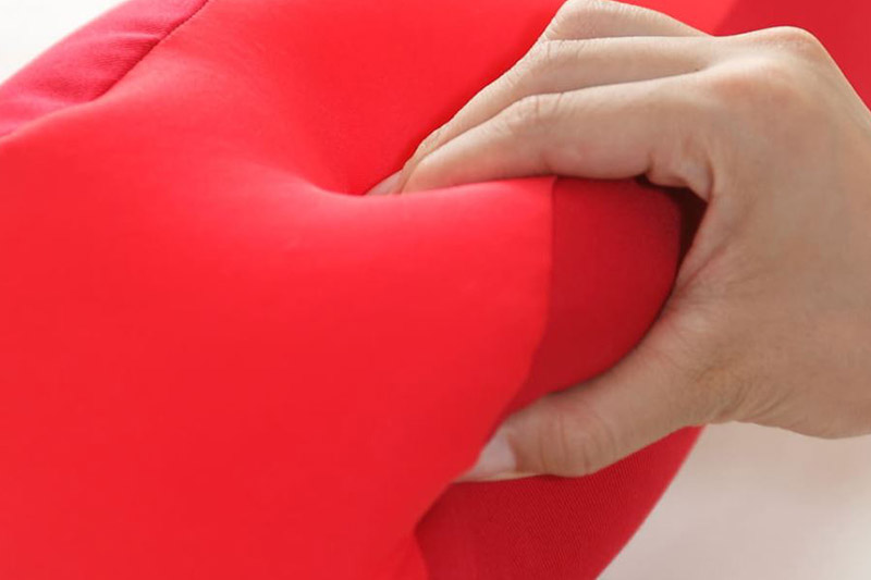 王様の足枕（レッド）足乗せリラックスクッション