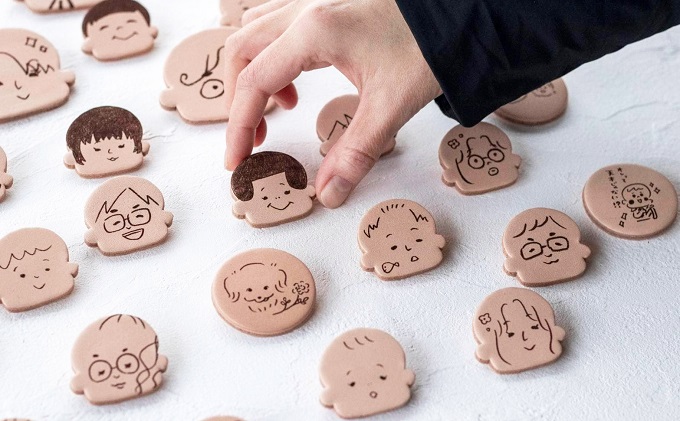 革製似顔絵ブローチ（大）いただいた写真から似顔絵を作成【五城目町　ものかたり】