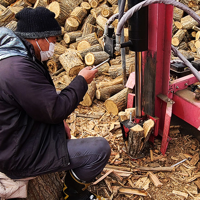 山形で育った年輪目の細かな 薪(ナラ材) 13kg[マツボックリ