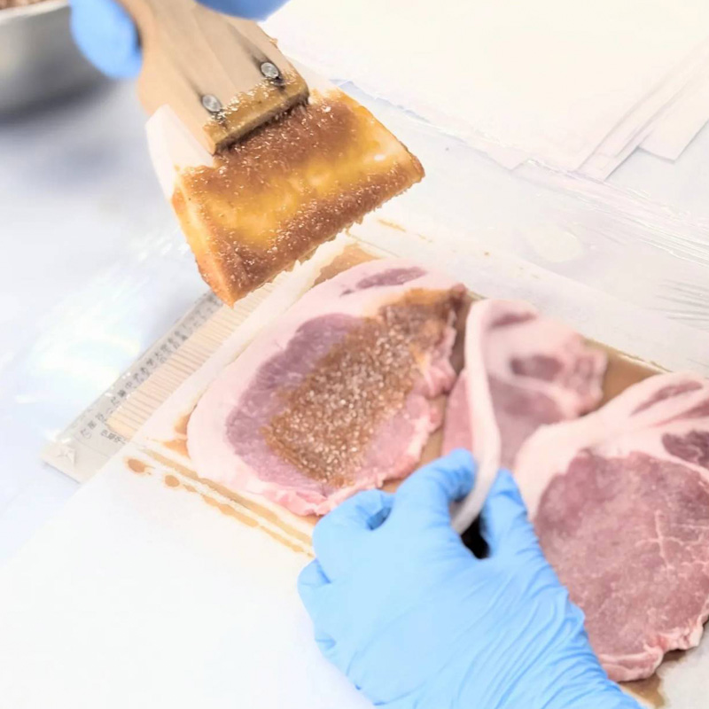 山形県産 豚ロース味噌漬け 8枚 400g   秋田杉箱入り 米澤豚