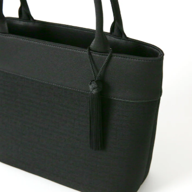 【米沢織】軽くて大容量のタッセル付き2wayトートバッグ ブラック 黒 バック 日本製 冠婚葬祭 式典 入学式 卒業式 入園式 卒園式 ハンドバッグ 弔事 ブラックフォーマル 山形県 米沢市