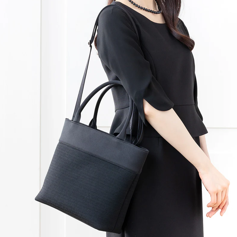 【米沢織】軽くて大容量のタッセル付き2wayトートバッグ ブラック 黒 バック 日本製 冠婚葬祭 式典 入学式 卒業式 入園式 卒園式 ハンドバッグ 弔事 ブラックフォーマル 山形県 米沢市