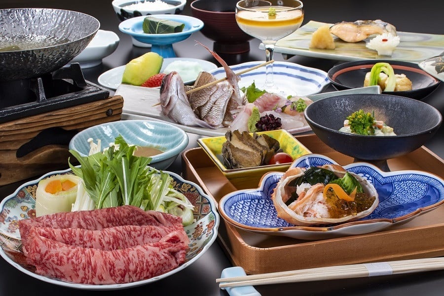 【令和7年産 コシヒカリ(精米) 10kg×KAMEYA HOTEL（亀や）】 旬の特産品と宿泊利用券セット