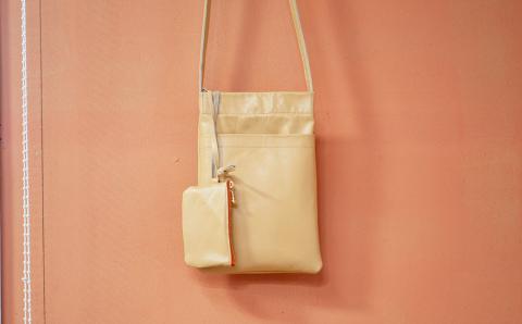 子ヤギ革ポシェット・クリーム色（小銭入れ付き）