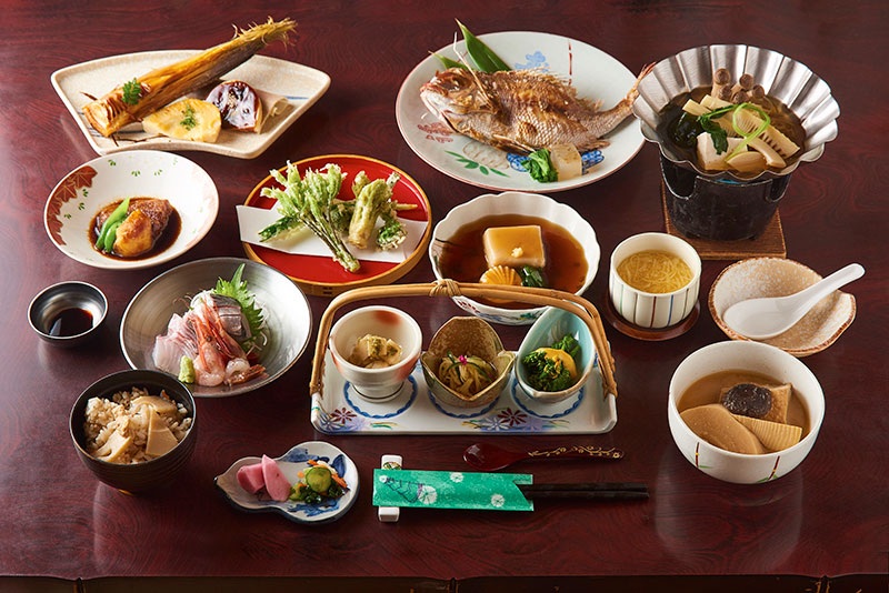 【令和7年産 コシヒカリ (精米) 10kg×湯田川温泉 つかさや旅館】旬の特産品と宿泊利用券セット