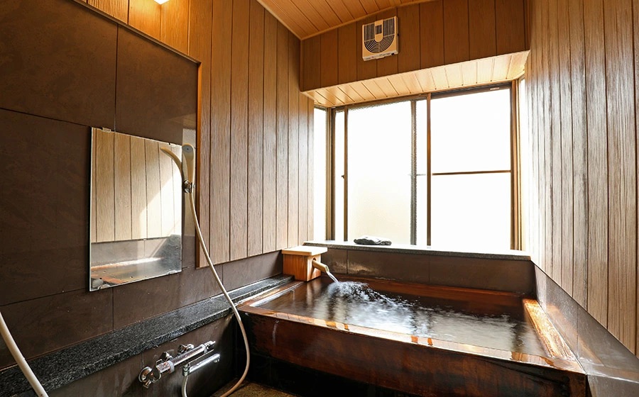  【令和7年産 コシヒカリ(精米) 10kg×ますや旅館】 旬の特産品と宿泊利用券セット