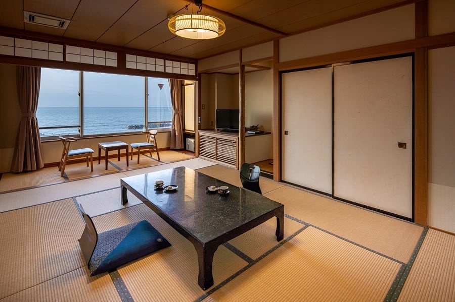 【令和7年産 コシヒカリ(精米) 10kg×海辺のお宿 一久】 旬の特産品と宿泊利用券セット