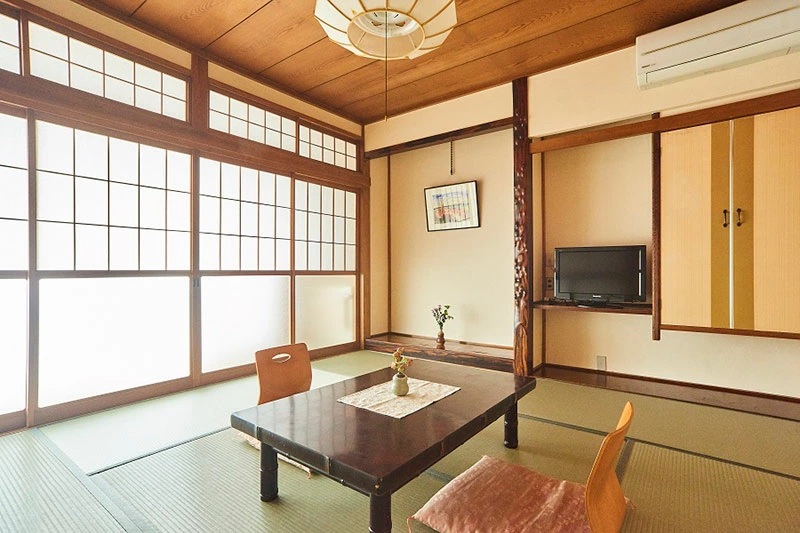 【令和7年産 コシヒカリ (精米) 10kg×湯田川温泉 つかさや旅館】旬の特産品と宿泊利用券セット