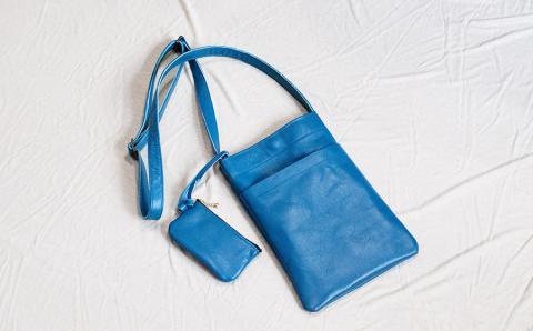 子ヤギ革ポシェット・スカイブルー（小銭入れ付き）