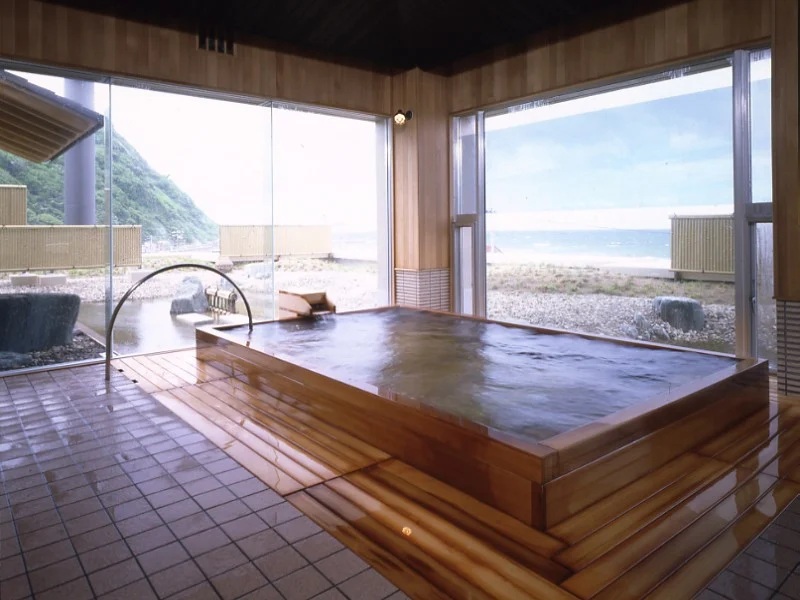 【令和7年産 コシヒカリ(精米) 10kg×KAMEYA HOTEL（亀や）】 旬の特産品と宿泊利用券セット