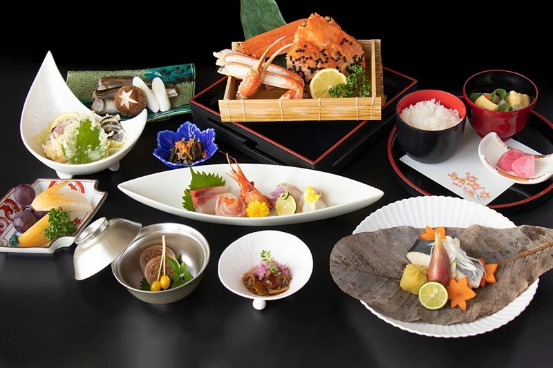 【令和7年産 コシヒカリ(精米) 10kg×東京第一ホテル鶴岡】旬の特産品と宿泊利用券セット