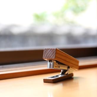 SZ0084　《5種の木材から選べる》木製ホチキス （タモ）