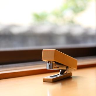 SZ0085　《5種の木材から選べる》木製ホチキス （ベイヒバ）