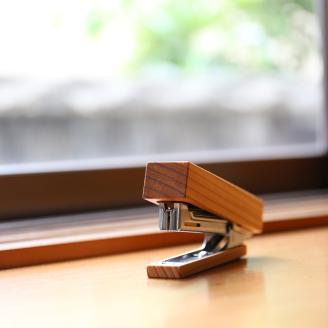 SZ0087　《5種の木材から選べる》木製ホチキス （杉）